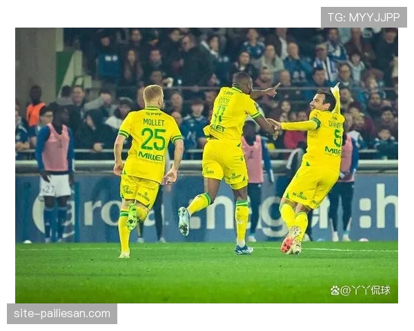 孔布瓦雷训练场幽默激励球员,巴黎FC更衣室氛围改善明显 孔布瓦雷训练场幽默激励球员,巴黎FC更衣室氛围改善明显